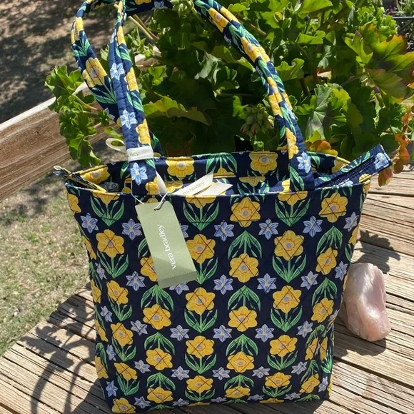 NWT VERA BRADLEY Sm. Original Zip Tote Inside/outside zip pockets. Zip closure - Picture 3 of 8